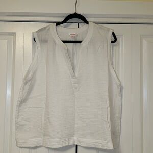 White. Sleeveless blouse. 1X